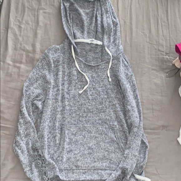 Aeropostale Tops - Gray laced sleeves